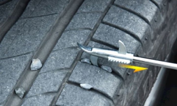 Đá sỏi dính vào rãnh lốp ô tô có nguy hiểm không? - 1