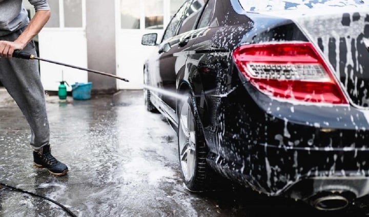 Những điều không nên làm khi tự rửa ô tô tại nhà chủ xe cần biết - 3