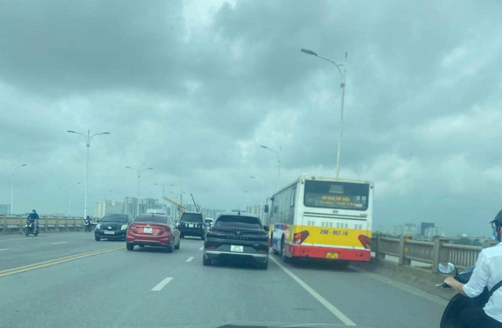 Xe buýt BKS 29B-057.16 ngang nhiên đi vào đường xe máy: Đỉnh điểm vô văn hoá - 1