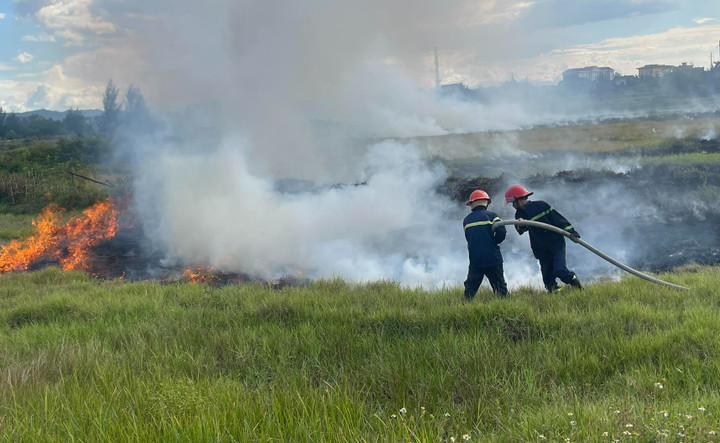 Khoan dò dưới đường dây trung thế, 3 người bị điện giật thương vong - 1