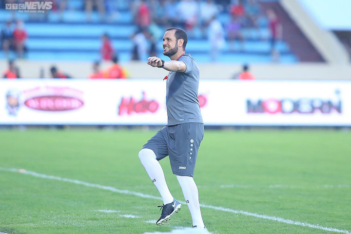 CĐV Việt Nam rộn ràng chào đón, cầu thủ Syria thích thú - 9