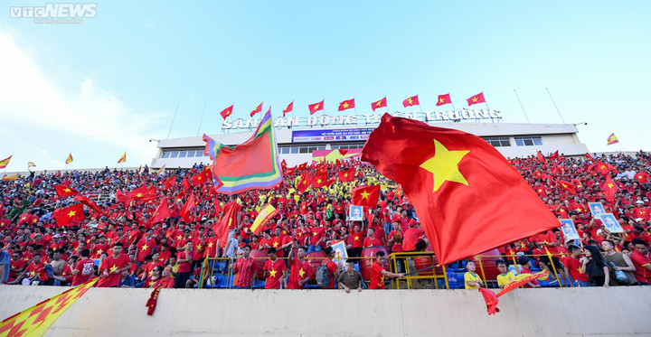 CĐV Việt Nam rộn ràng chào đón, cầu thủ Syria thích thú - 4