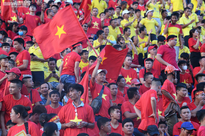 CĐV Việt Nam rộn ràng chào đón, cầu thủ Syria thích thú - 5