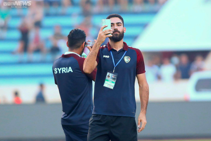 CĐV Việt Nam rộn ràng chào đón, cầu thủ Syria thích thú - 8