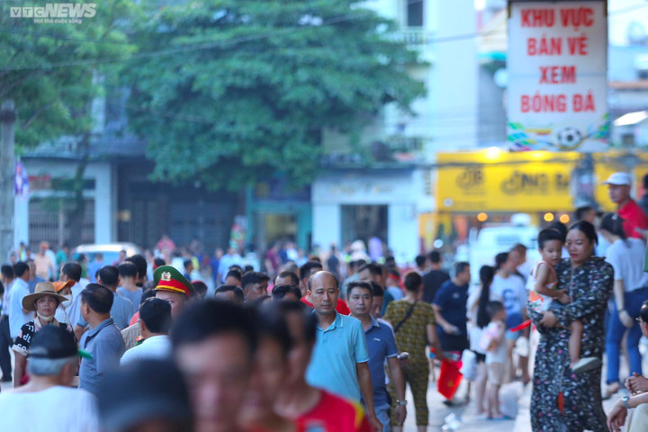 CĐV Việt Nam rộn ràng chào đón, cầu thủ Syria thích thú - 1