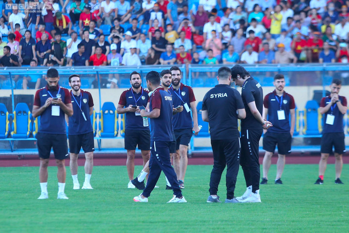 CĐV Việt Nam rộn ràng chào đón, cầu thủ Syria thích thú - 10