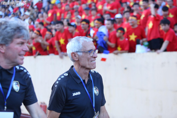 CĐV Việt Nam rộn ràng chào đón, cầu thủ Syria thích thú - 7