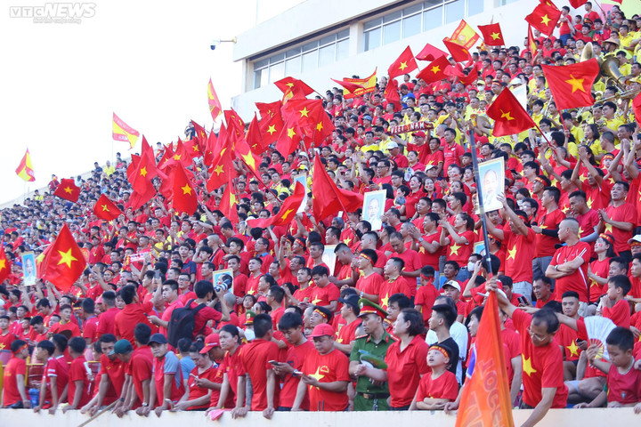 CĐV Việt Nam rộn ràng chào đón, cầu thủ Syria thích thú - 6