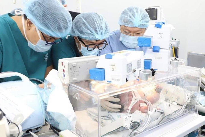Hai bệnh viện cứu trẻ sơ sinh có bướu cổ khổng lồ - 1