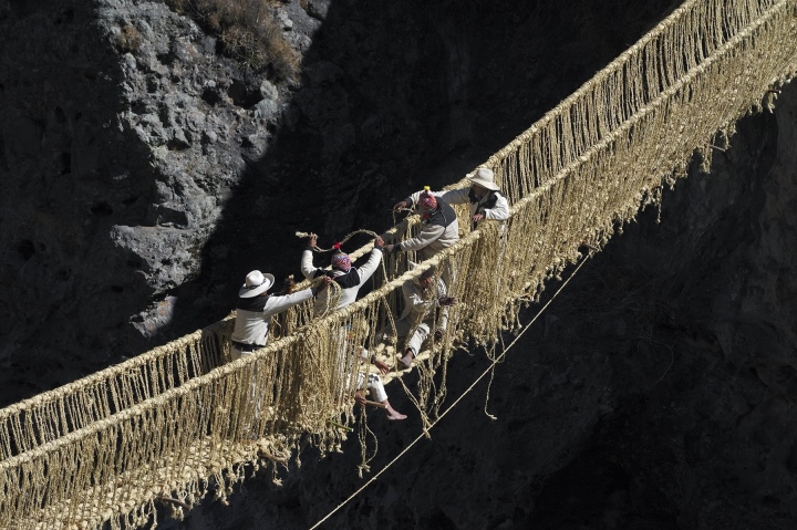 Cầu treo tết thủ công từ cỏ của người Peru thách thức sự gan dạ của du khách - 4