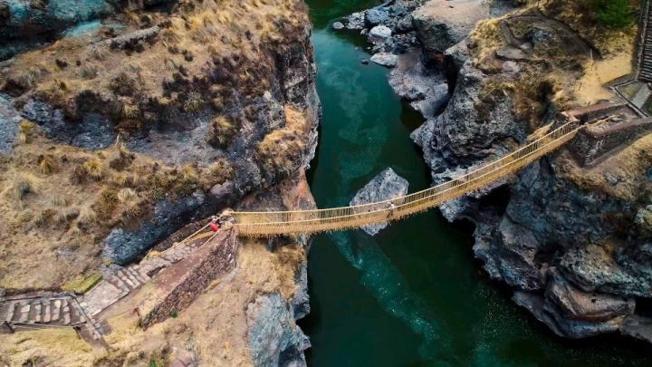 Cầu treo tết thủ công từ cỏ của người Peru thách thức sự gan dạ của du khách - 2