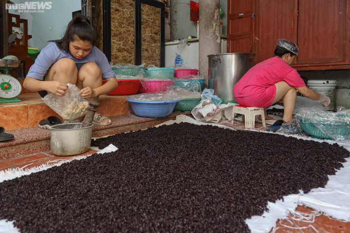 Hà Nội: Tết Đoan Ngọ cận kề, người dân ở 'thủ phủ' rượu nếp tất bật suốt đêm - 10