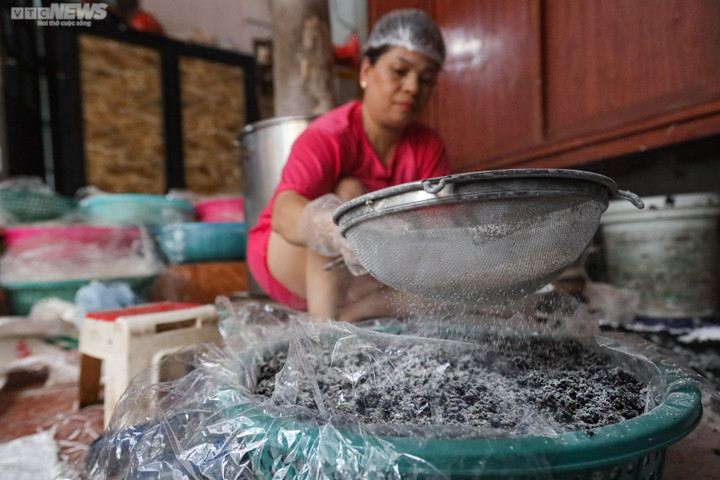 Hà Nội: Tết Đoan Ngọ cận kề, người dân ở 'thủ phủ' rượu nếp tất bật suốt đêm - 7