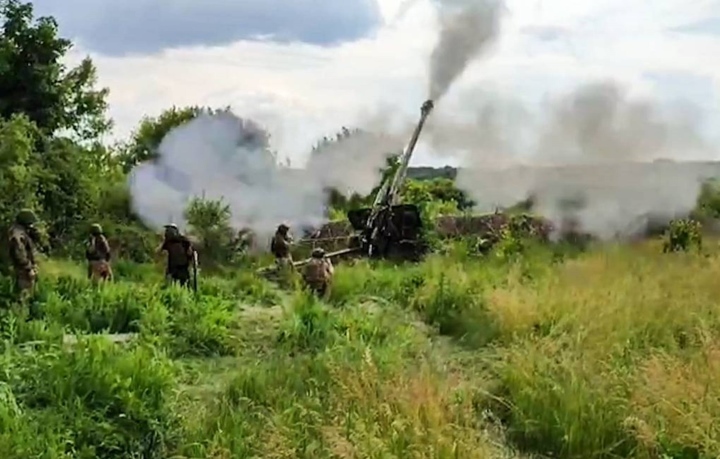 Lực lượng Nga quét sạch 8 kho đạn Ukraine trong một ngày - 1