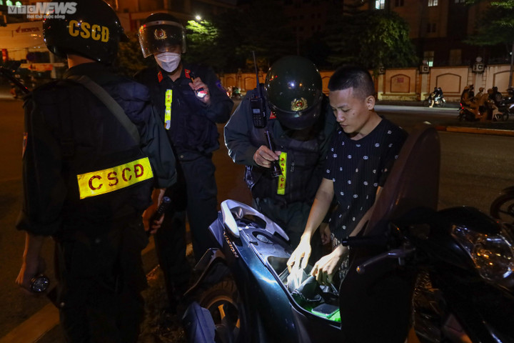 Xuyên đêm theo chân lực lượng cảnh sát cơ động Thủ đô xử lý 'quái xế' - 10