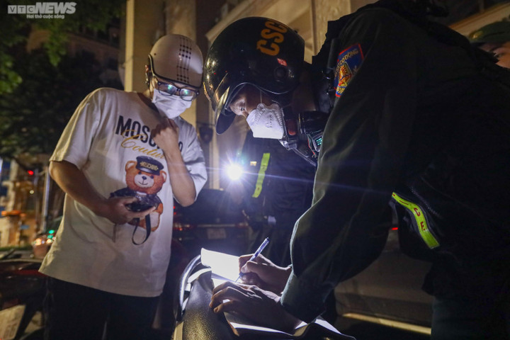 Xuyên đêm theo chân lực lượng cảnh sát cơ động Thủ đô xử lý 'quái xế' - 7