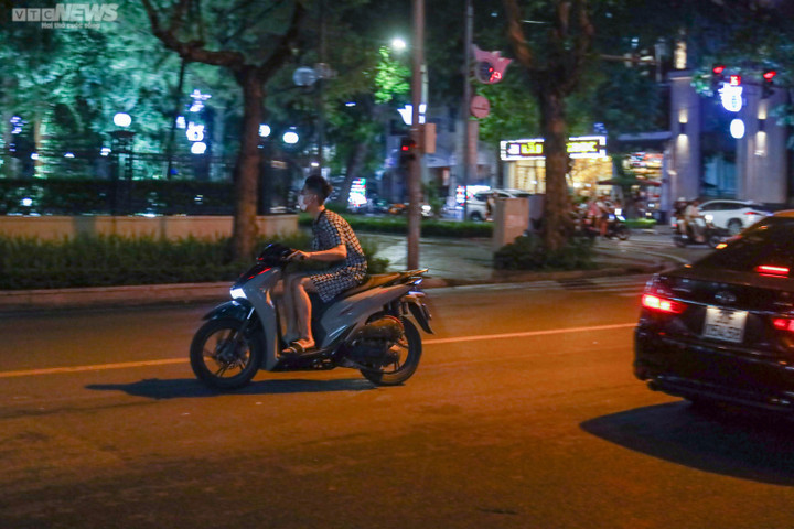 Xuyên đêm theo chân lực lượng cảnh sát cơ động Thủ đô xử lý 'quái xế' - 11