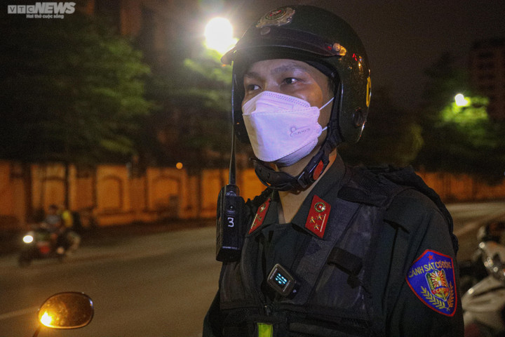 Xuyên đêm theo chân lực lượng cảnh sát cơ động Thủ đô xử lý 'quái xế' - 12