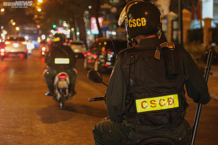 Xuyên đêm theo chân lực lượng cảnh sát cơ động Thủ đô xử lý 'quái xế' - 13