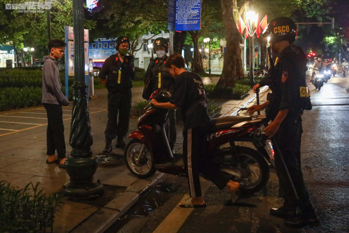 Xuyên đêm theo chân lực lượng cảnh sát cơ động Thủ đô xử lý 'quái xế' - 3