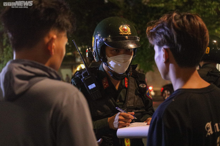 Xuyên đêm theo chân lực lượng cảnh sát cơ động Thủ đô xử lý 'quái xế' - 5