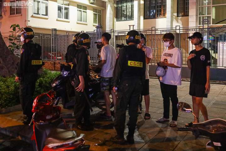 Xuyên đêm theo chân lực lượng cảnh sát cơ động Thủ đô xử lý 'quái xế' - 8