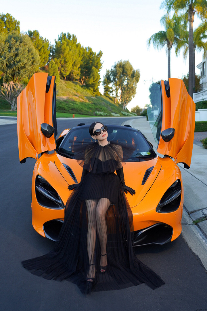 Sau tin đồn ly hôn, Hà Phương tạo dáng bên siêu xe 20 tỷ đồng của chồng tỷ phú - 3