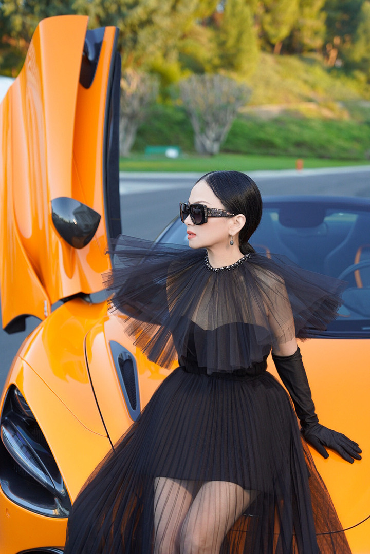 Sau tin đồn ly hôn, Hà Phương tạo dáng bên siêu xe 20 tỷ đồng của chồng tỷ phú - 4