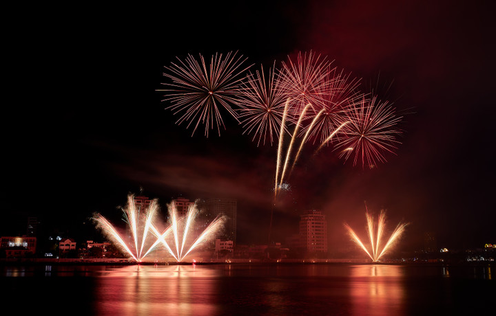 Khán giả đếm ngược chờ đón đêm thi pháo hoa của Ba Lan và Anh tối 24/6 - 5