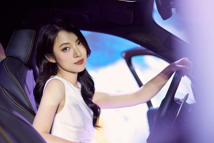 Sao Việt 23/6: Trấn Thành cảm ơn bà xã, Hoài Linh tươi tắn đi lưu diễn nước ngoài - 11