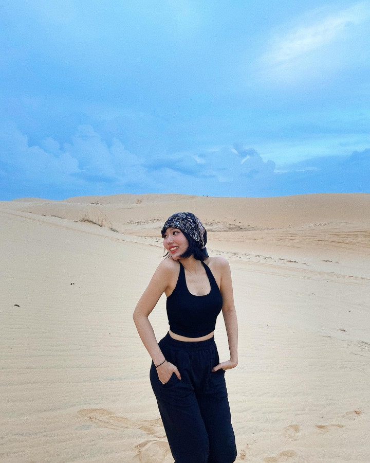 Sao Việt 22/6: Hoa hậu Mai Phương gợi cảm trên biển, Vân Dung khoe ảnh 3 tuổi - 4