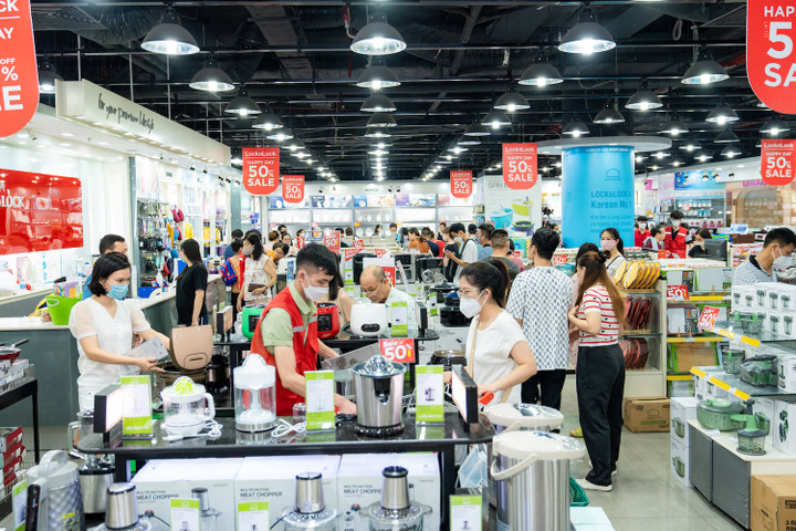 Sắm hè hứng khởi cùng loạt ưu đãi hấp dẫn chỉ có tại Vincom Red Sale 2023 - 1