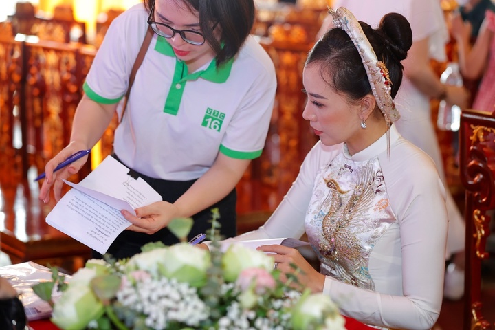 Ngắm áo dài truyền thống hút mắt của nhà báo Dương Quỳnh Hoa - 3