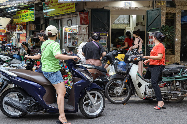 Người Hà Nội sắm Tết Đoan ngọ từ sáng sớm, tiểu thương bán không ngừng tay - 17