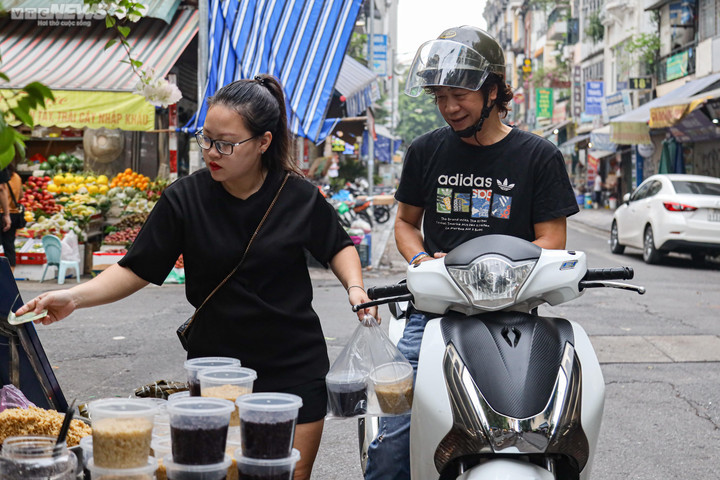 Người Hà Nội sắm Tết Đoan ngọ từ sáng sớm, tiểu thương bán không ngừng tay - 6