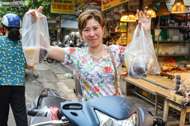 Người Hà Nội sắm Tết Đoan ngọ từ sáng sớm, tiểu thương bán không ngừng tay - 9