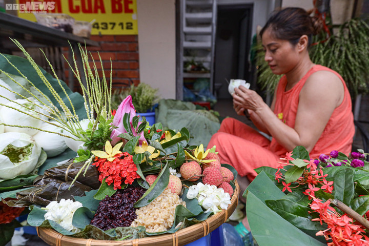 Người Hà Nội sắm Tết Đoan ngọ từ sáng sớm, tiểu thương bán không ngừng tay - 15