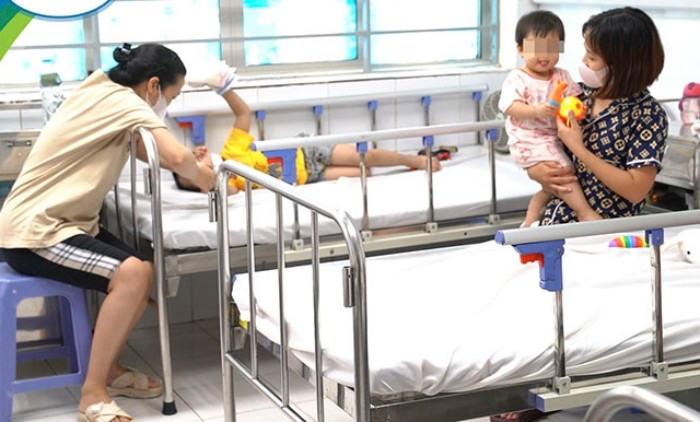 Trẻ mắc tay chân miệng gặp biến chứng nặng do cha mẹ chủ quan - 1