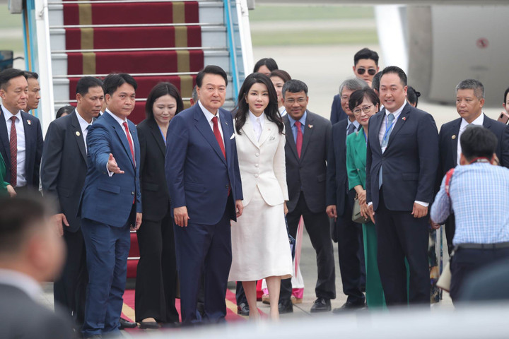 Tổng thống Hàn Quốc và phu nhân đến Nội Bài, bắt đầu chuyến thăm Việt Nam - 3