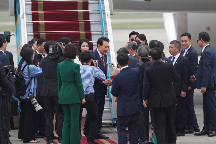 Tổng thống Hàn Quốc và phu nhân đến Nội Bài, bắt đầu chuyến thăm Việt Nam - 5