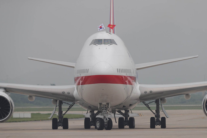 Tổng thống Hàn Quốc và phu nhân đến Nội Bài, bắt đầu chuyến thăm Việt Nam - 7