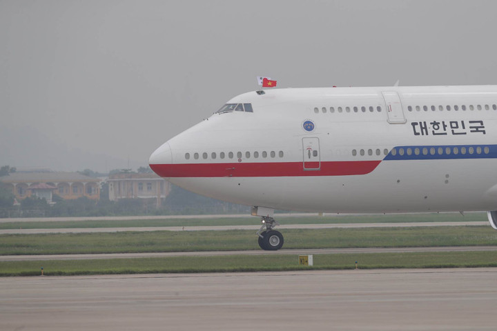 Tổng thống Hàn Quốc và phu nhân đến Nội Bài, bắt đầu chuyến thăm Việt Nam - 6