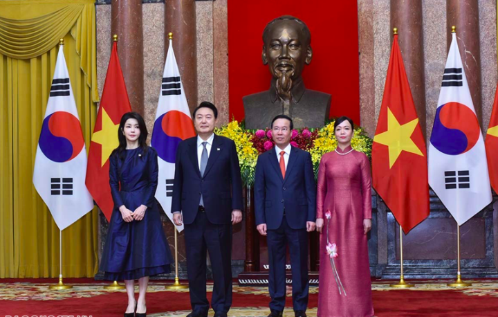 Đệ nhất Phu nhân Hàn Quốc diện áo dài trong chuyến thăm Việt Nam - 4
