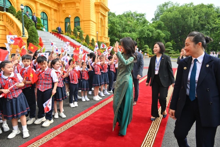 Đệ nhất Phu nhân Hàn Quốc diện áo dài trong chuyến thăm Việt Nam - 3