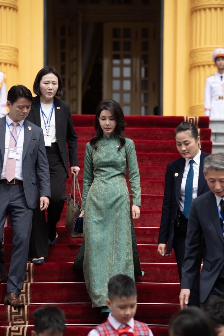 Đệ nhất Phu nhân Hàn Quốc diện áo dài trong chuyến thăm Việt Nam - 1