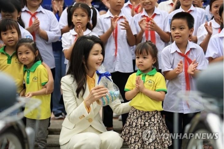 Đệ nhất Phu nhân Hàn Quốc diện áo dài trong chuyến thăm Việt Nam - 7