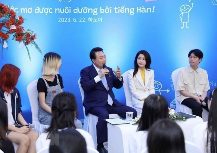 Đệ nhất Phu nhân Hàn Quốc diện áo dài trong chuyến thăm Việt Nam - 9