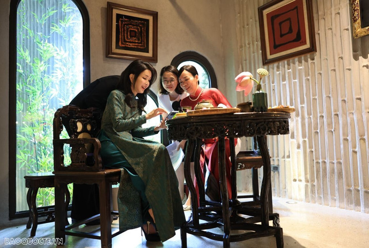 Phu nhân lãnh đạo Việt Nam - Hàn Quốc thưởng trà, xem biểu diễn áo dài - 5