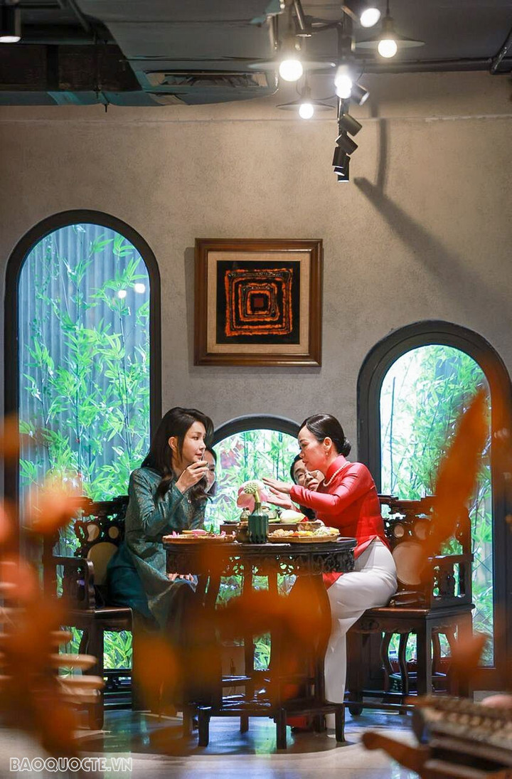 Phu nhân lãnh đạo Việt Nam - Hàn Quốc thưởng trà, xem biểu diễn áo dài - 7