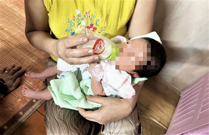 Bé trai 1 tháng tuổi bị bỏ rơi trước cổng chùa ở Hà Tĩnh - 1